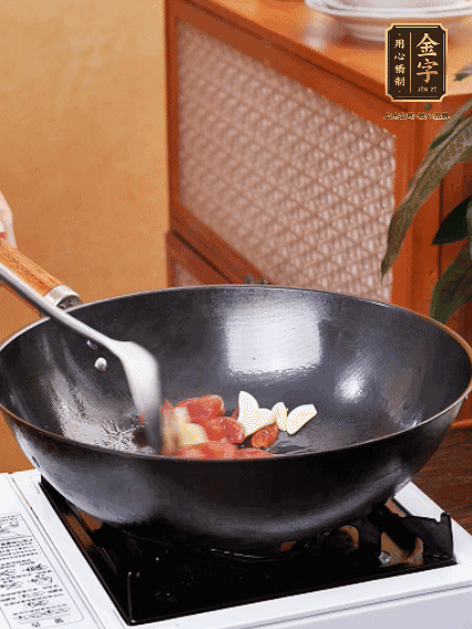 熱油，香腸微微煸出香味，加蒜片、小米辣