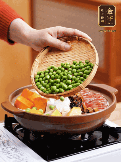 再鋪上臘腸、醬油肉、豌豆，小火煲6分鐘