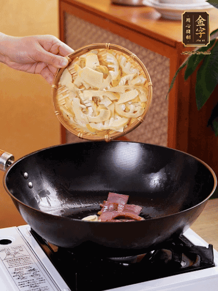油熱，下蒜末、火腿煸炒出香味，再下筍片微微翻炒