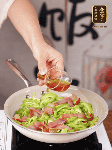 淋一圈料酒，少許糖調(diào)味